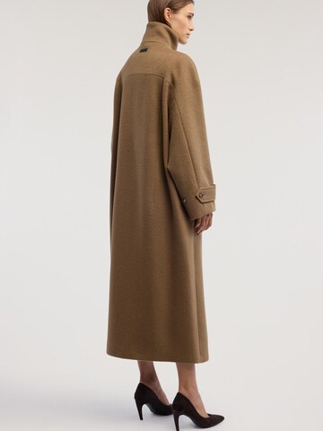Cappotto invernale di Trussardi in marrone