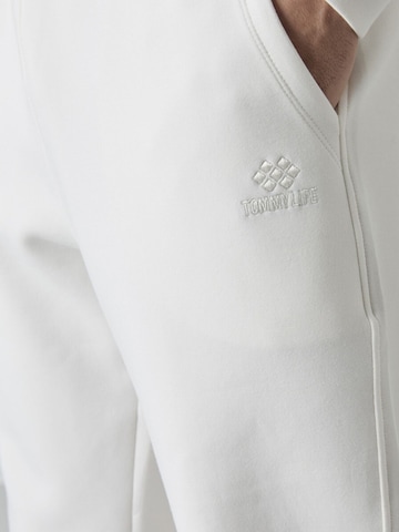 Tommy Life - Skinny Calças de desporto 'Jogginghose' em branco