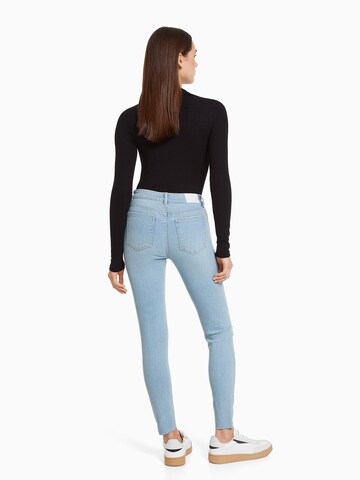 Skinny Jeans di Bershka in blu