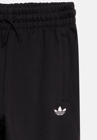 ADIDAS ORIGINALS - Tapered Pantalón en negro