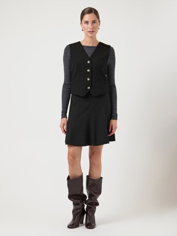 Gonna 'YASRiu' di YAS in nero