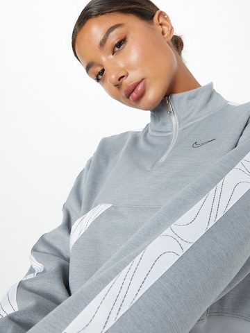 NIKE - Sweatshirt de desporto em cinzento