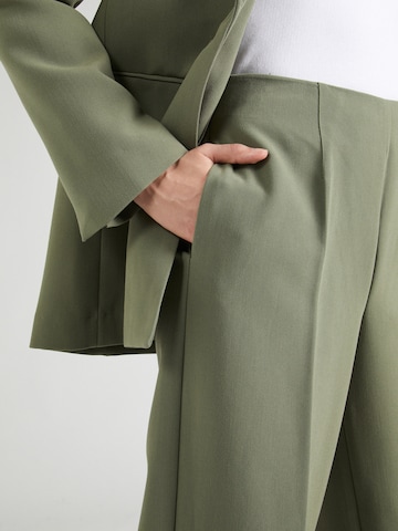 Wide leg Pantaloni cu dungă 'Barbine' de la MSCH COPENHAGEN pe verde