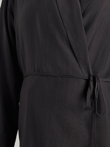 Bluză 'CARJOANNA' de la ONLY Carmakoma pe negru