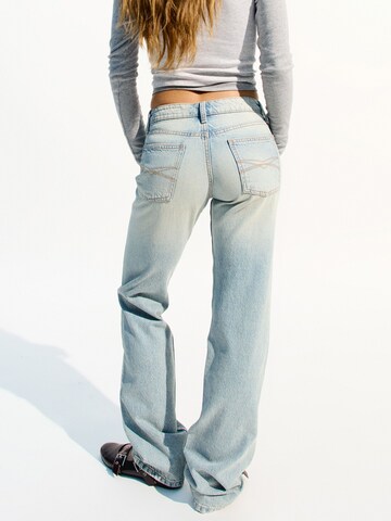 regular Jeans di Bershka in blu