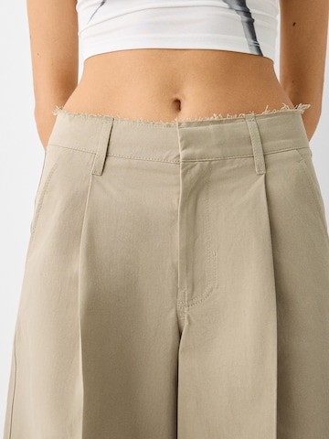 Bershka Normální Kalhoty se sklady v pase – béžová