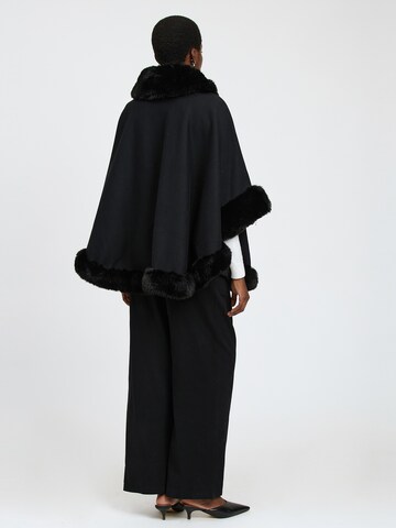 Influencer Cape in Schwarz