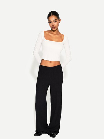 Bershka Wide leg Byxa i svart