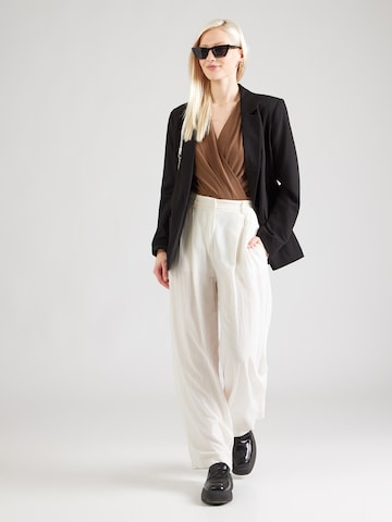 ABOUT YOU Blouse body 'Stina' in Bruin