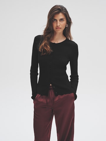 The Set Strickjacke in Braun: Vorderseite