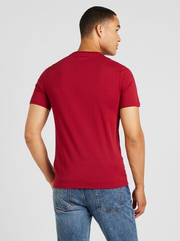 T-Shirt 'American Tradition' GUESS JEANS en rouge