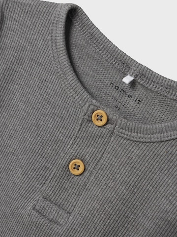 NAME IT - Camiseta 'NMMKab' en gris