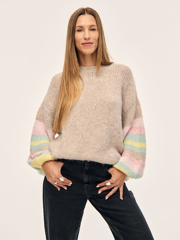 Kamila Šikl Trui in Beige: voorkant