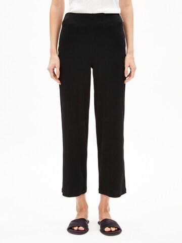 juoda ARMEDANGELS Standartinis Kelnės 'Nianaa': priekis