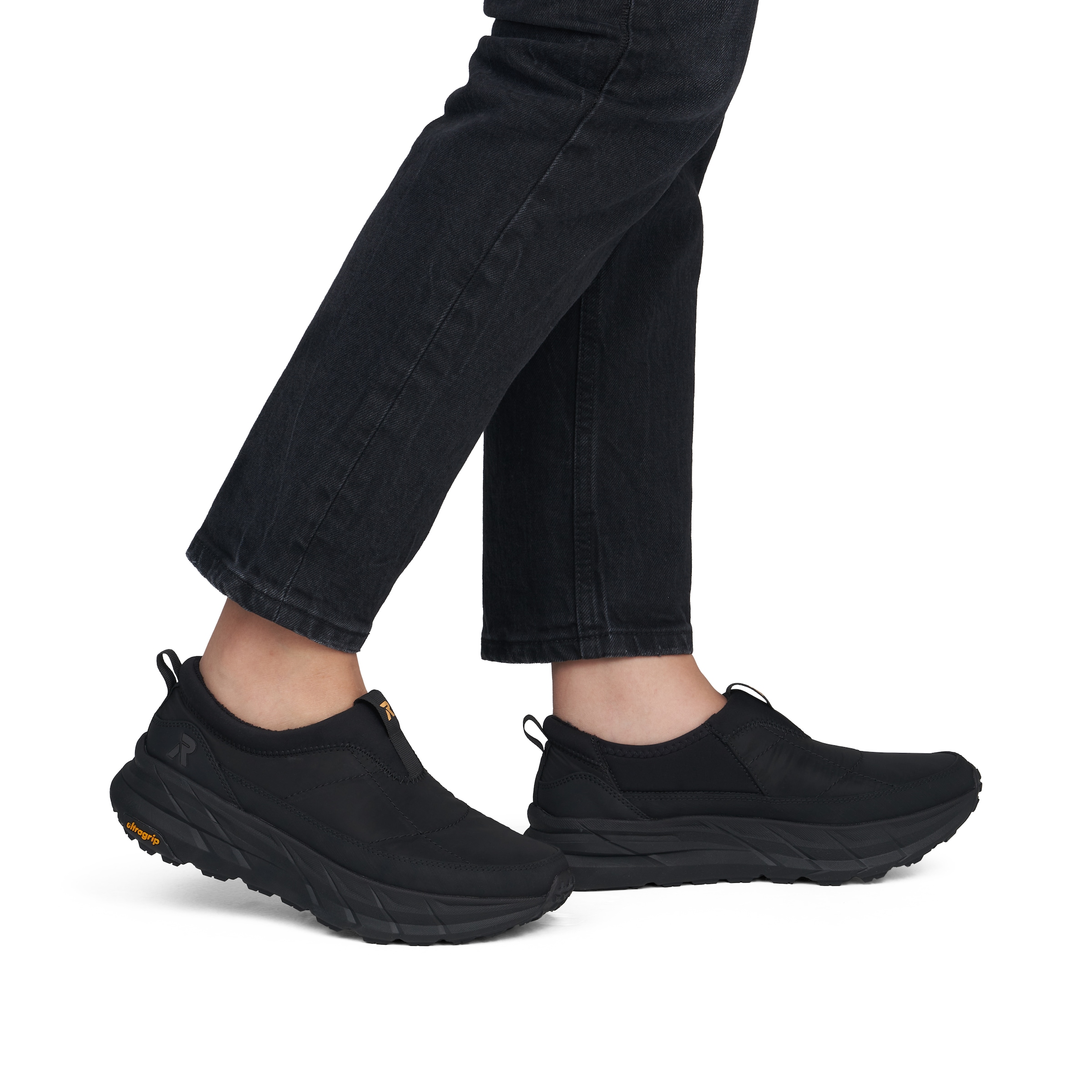 Baskets basses Rieker en noir : devant