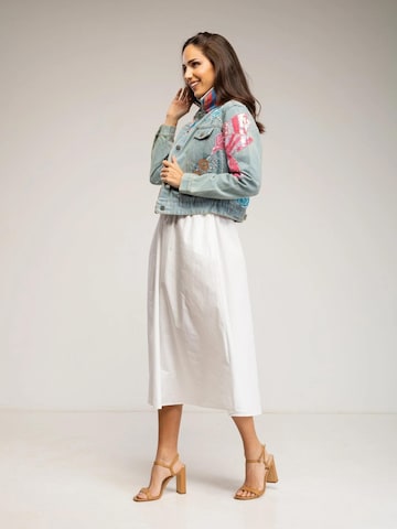 Tantra - Chaqueta de entretiempo 'Chaqueta denim con dibujo de mariposa bordado  y lentejuelas' en azul