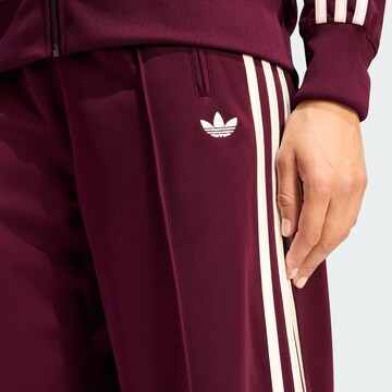 ADIDAS ORIGINALS - Loosefit Pantalón 'Firebird' en rojo