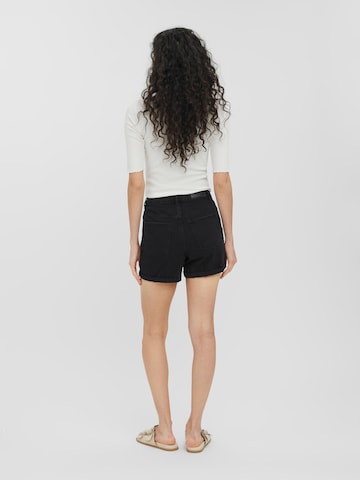 VERO MODA Regular Shorts 'Nineteen' in Schwarz