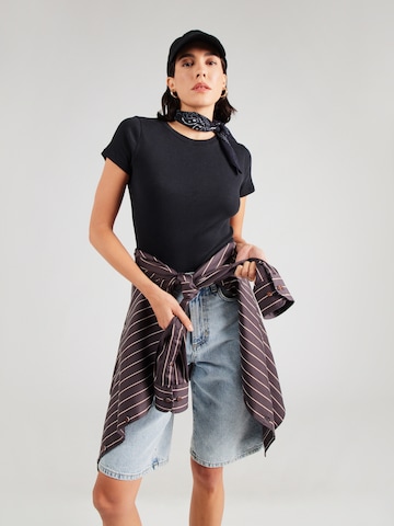 HOLLISTER - Camiseta en negro: frente