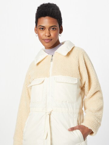 Trendyol Jacke in Beige