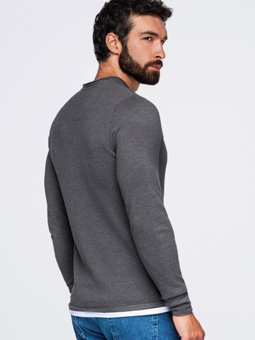 Pullover di Ombre in grigio