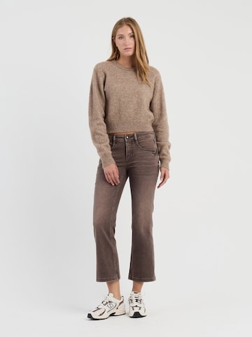Gang Regular Jeans '94AMELIE KICK ' in Bruin: voorkant