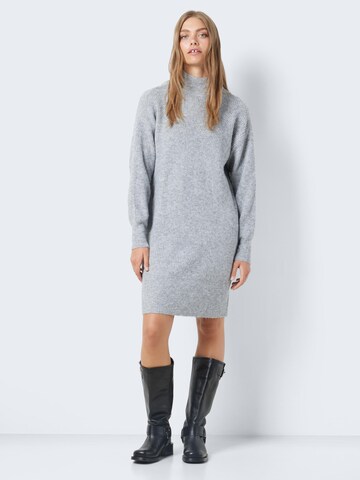 Noisy may - Vestido de punto 'NELLA' en gris