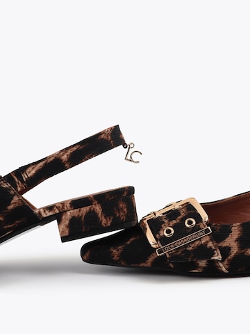 Pumps de la Lola Casademunt pe maro