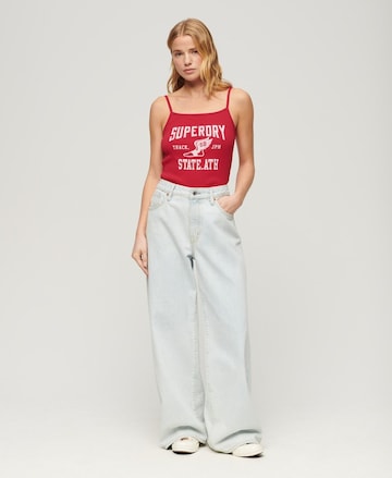 Superdry Top 'Athletic College' in Rood