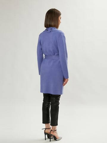 Influencer Ανοιξιάτικο και φθινοπωρινό παλτό σε μπλε