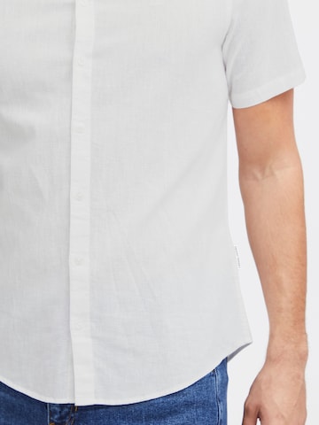 Coupe regular Chemise ' AKSEL ' Casual Friday en blanc