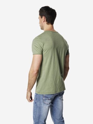 Tricou de la KOROSHI pe verde