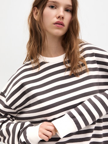 Sweat-shirt Pull&Bear en blanc