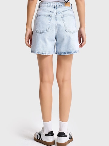 IT'S BASIC Regular Jeans 'Mini Denim Short' in Blauw