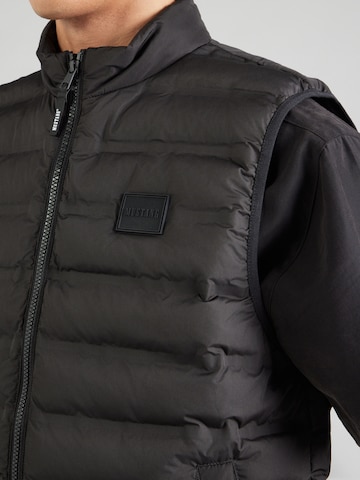 MUSTANG Liivi 'DUBLIN' värissä musta