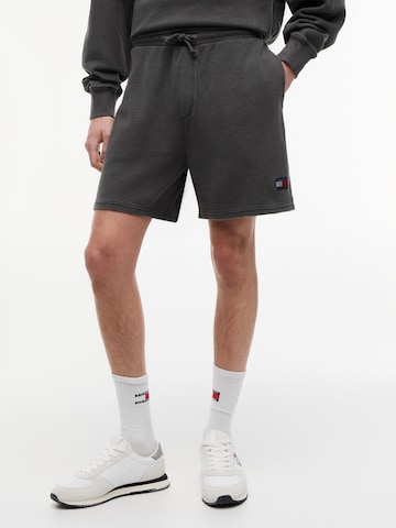 Tommy Jeans Regular Housut värissä musta: etupuoli