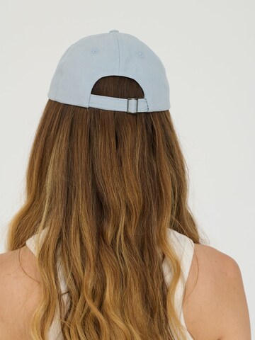 Casquette 'Ylvi ' ABOUT YOU x Sofia Tsakiridou en bleu