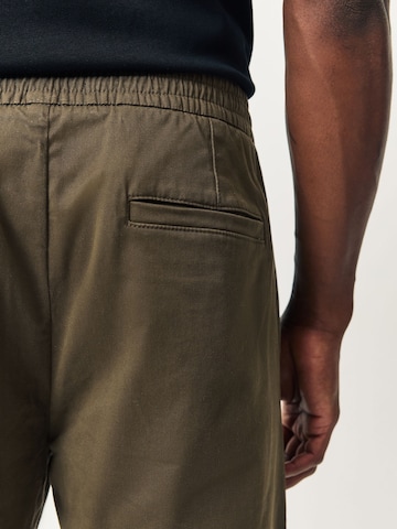 Next Обычный Брюки со складками в Зеленый