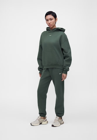 Tapered Pantaloni de la Nike Sportswear pe verde