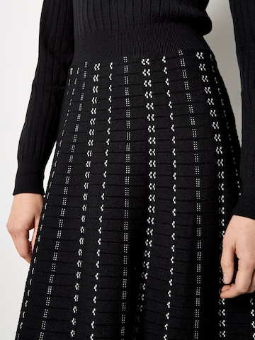 Apricot Kleid in Schwarz