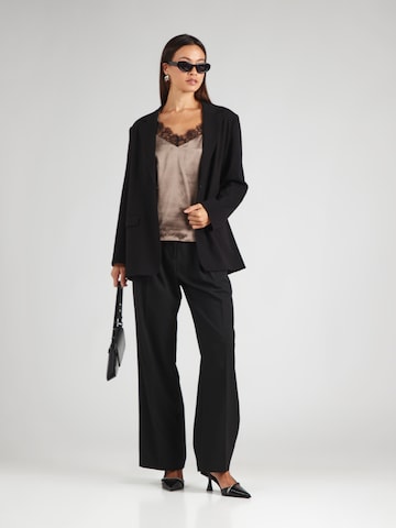 Top 'JAHARA' de la PIECES pe maro