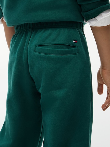 TOMMY HILFIGER Конический (Tapered) Штаны 'Brand Love' в Зеленый