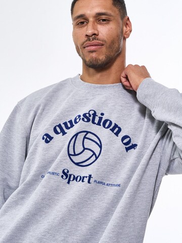 A Question Of (AQO) Sweatshirt i grå