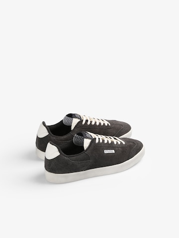 Scalpers Sneakers in Grey