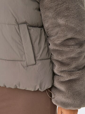 Giacca invernale 'ONLWanja' di ONLY in grigio