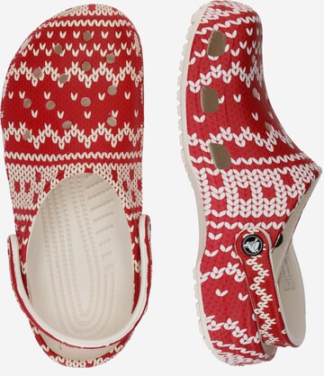 Crocs Chodaki 'Classic Holiday Sweater' w kolorze czerwony