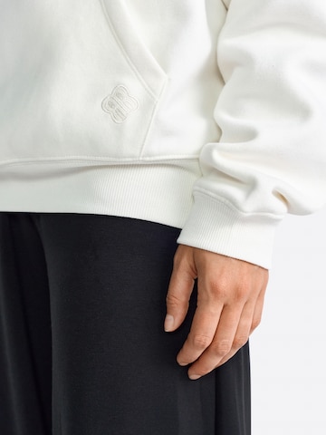 Rich & Royal Sweatshirt i vit