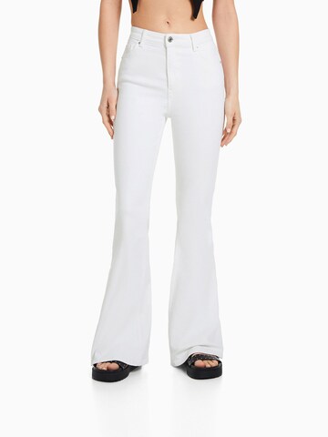 Bershka Rozkloszowany krój Jeansy w kolorze biały: przód