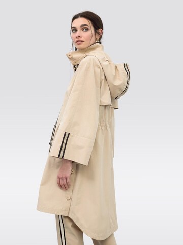 Lola Casademunt - Parca de entretiempo en beige