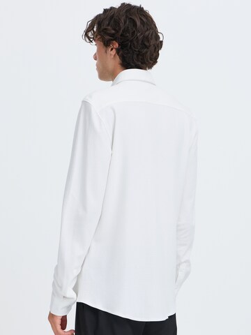 Coupe slim Chemise 'CF Arthur' Casual Friday en blanc